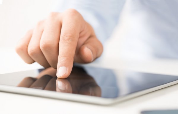 В Сети завирусился странный мем про умного человека в очках